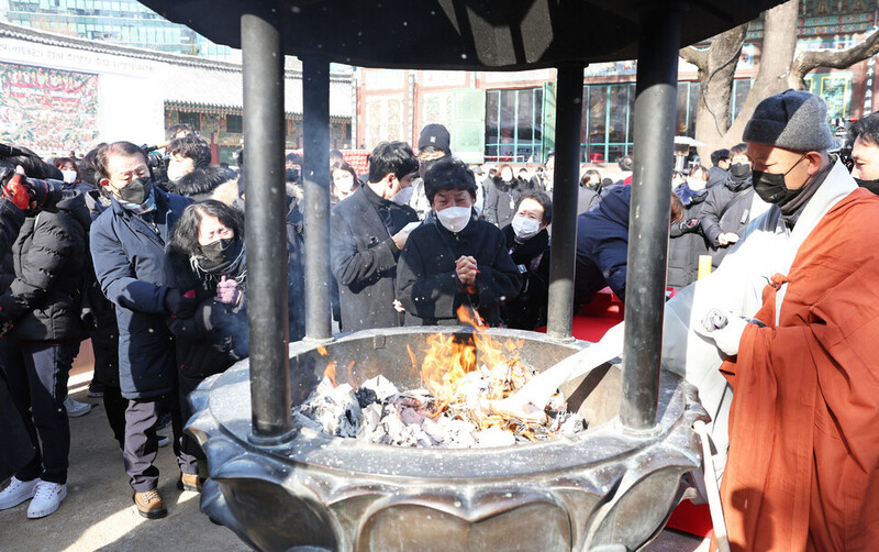 지난해 12월16일 오전 서울 종로구 조계사 대웅전 앞에서 열린 ‘10·29(이태원) 참사 희생자 49재 추모 위령제’에서 유가족들이 소전 의식을 지켜보며 눈물을 흘리고 있다. 공동취재사진