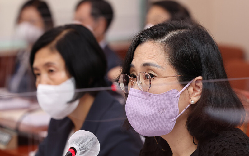 김현숙 여성가족부 장관이 지난 16일 오전 서울 영등포구 국회에서 열린 여성가족위원회 전체회의에서 신당역 스토킹 살인 사건에 관한 질의에 답변하고 있다. 공동취재사진