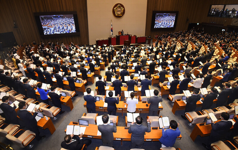 제21대 국회의원들이 2020년 7월16일 국회 본회의장에서 열린 개원식에서 국회의원 선서를 하고 있다. 연합뉴스