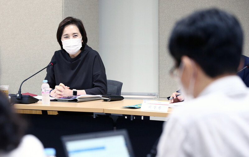 3일 오전 교육부 대회의실에서 유은혜 사회부총리 겸 교육부 장관이 ’포스트 코로나 교육 대전환을 위한 간담회’에 참석하고 있다. 교육부 제공