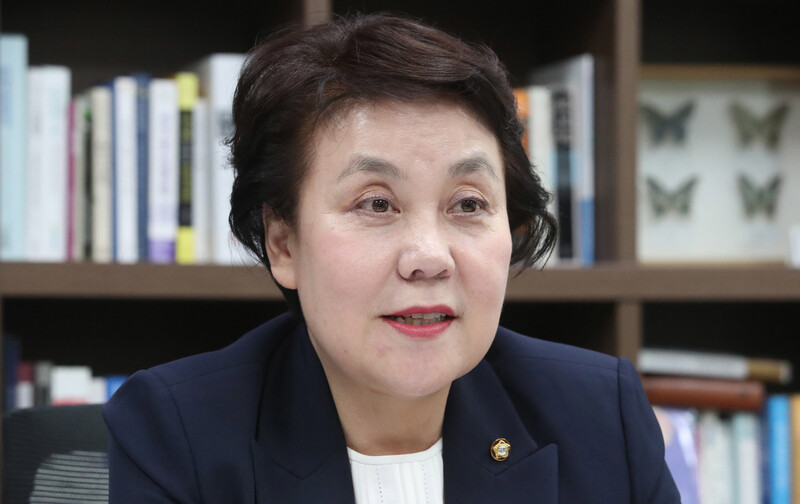 정춘숙 민주당 선대위 여성위원장이 22일 오전 국회 의원회관에서 한겨레와 인텨뷰를 하고 있다. 김경호 선임기자 jijae@hani.co.kr