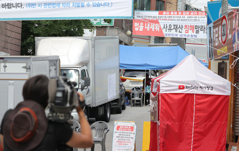 24일 오전 취재진이 서울 성북구 사랑제일교회 입구를 취재하고 있다. 성북구 사랑제일교회 관련 코로나19 서울 확진자는 이날 5명이 추가되면서 총 471명을 기록했다. 연합뉴스