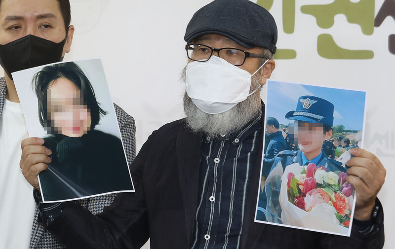 공군 성추행 피해자 고 이아무개 중사 아버지가 28일 서울 마포구 군인권센터에서 열린 공군 성추행 피해자 사망사건 수사결과 비판 기자회견에서 딸의 사진을 들고 군의 수사를 비판하고 있다. 윤운식 선임기자 yws@hani.co.kr