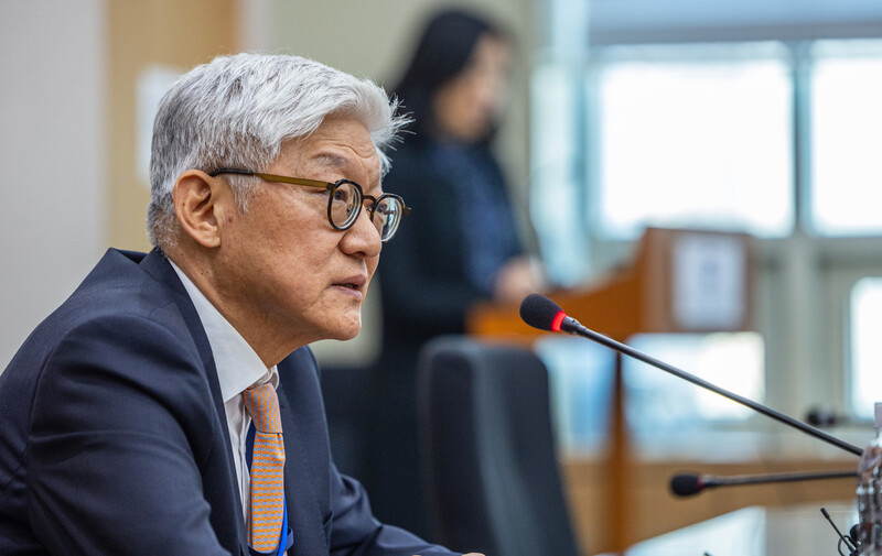 재외 공관장 회의에 참석하기 위해 귀국한 윤덕민 주 일본대사가 27일 오후 서울 종로구 외교부에서 열린 기자간담회에 참석해 한일 관계에 대해 발언하고 있다. 연합뉴스