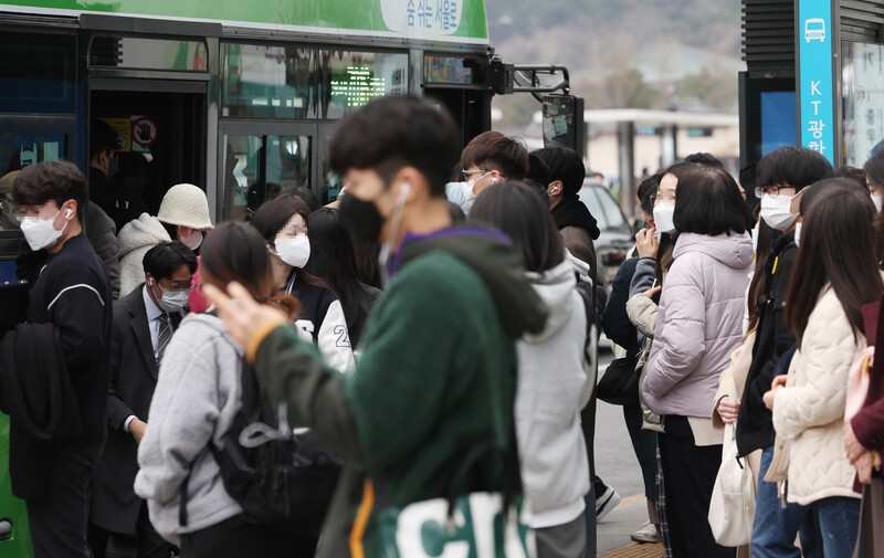 서울시내 한 버스정류장에서 출근길 시민들이 버스를 기다리고 있다. 연합뉴스