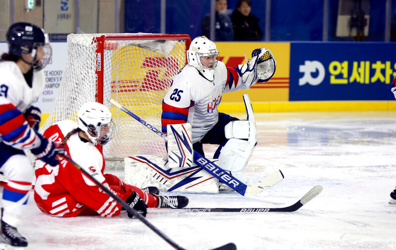 허은비가 4월 경기도 수원에서 열린 국제아이스하키연맹(IIHF) 세계대회 디비전1 그룹B(3부 리그) 폴란드와 경기에서 골문을 철통같이 막고 있다. 대한아이스하키협회 제공