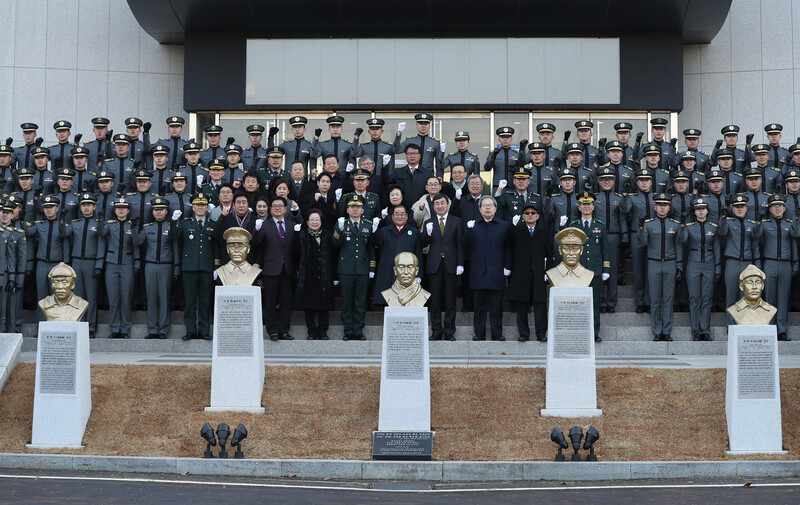 2018년 3월1일 서울 육군사관학교에서 독립전쟁 영웅 5인의 흉상 제막식이 열렸다. 당시 육사는 항일 투쟁에 일생을 바친 홍범도, 김좌진, 지청천, 이범석 장군과 이회영 선생의 흉상을 탄피 300kg을 녹여 제작했다. 연합뉴스