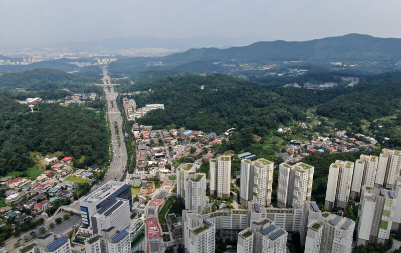 정부와 더불어민주당이 주택공급물량 확대를 위해 서울 주변 지역의 그린벨트 해제를 검토하고 있다. 사진은 16일 오후 서울 서초구 헌릉로 일대의 내곡동과 강남구 세곡동 일대 그린벨트 지역. 김명진 기자 littleprince@hani.co.kr