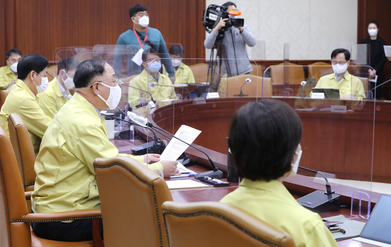 홍남기 국무총리 직무대행이 2일 정부서울청사에서 열린 코로나19 대응 중앙재난안전대책본부(중대본) 회의에서 발언하고 있다. 연합뉴스