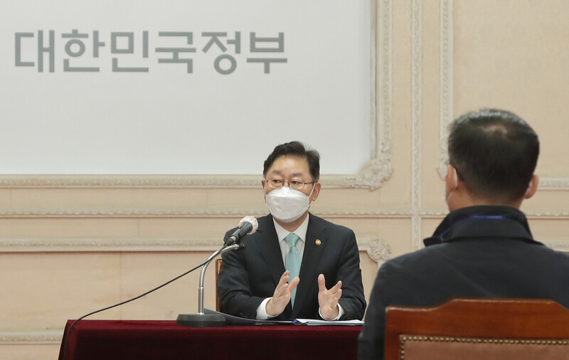 박범계 법무부 장관이 11일 정부과천청사에서 열린 간담회에서 기자들의 질문에 답하고 있다. &lt;연합뉴스&gt;