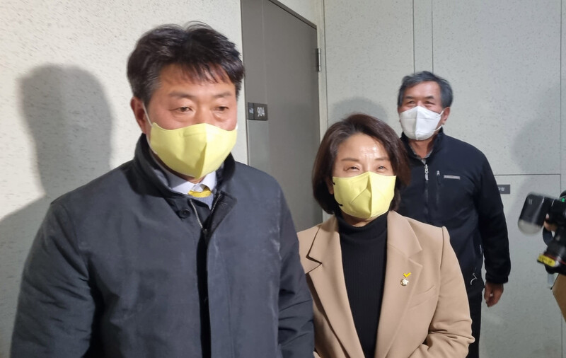 정의당 여영국 대표와 이은주 의원이 14일 칩거를 계속하고 있는 심성정 대선 후보의 경기도 고양시 자택을 방문해 심 후보를 만난 후 나오고 있다. 연합뉴스