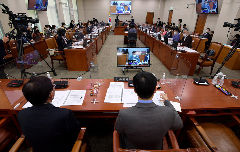 14일 오후 서울 여의도 국회에서 열린 법제사법위원회 전체회의에 참석한 의원들이 문화산업진흥 기본법 일부개정법률안 등을 심사하고 있다. 공동취재사진