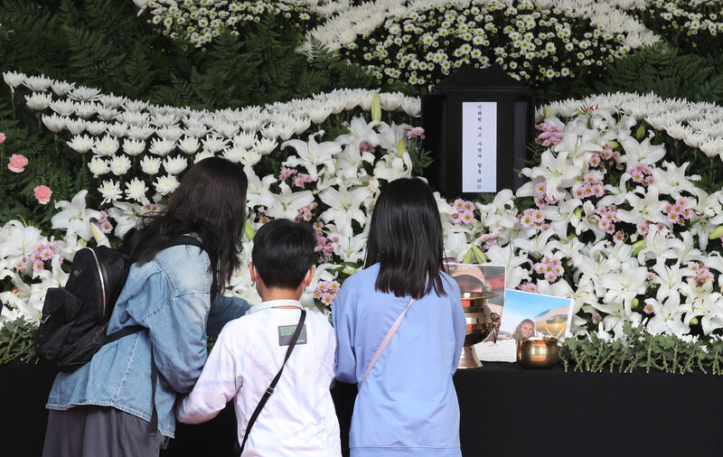 1일 오전 서울광장에 마련된 이태원 참사 희생자 합동 분향소를 찾은 시민들이 추모하고 있다. 신소영 기자 viator@hani.co.kr