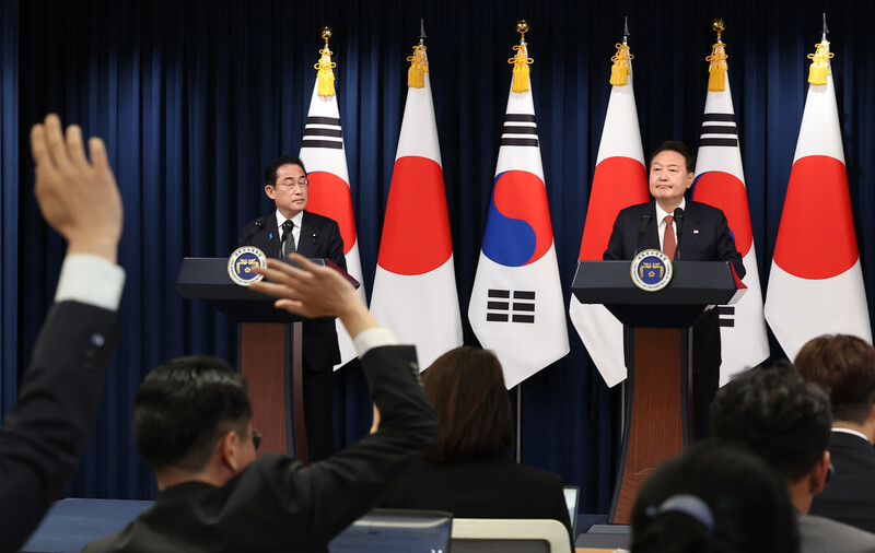 윤석열 대통령과 기시다 후미오 일본 총리가 7일 서울 용산 대통령실 청사에서 열린 공동 기자회견에서 기자들의 질문을 받고 있다. 연합뉴스