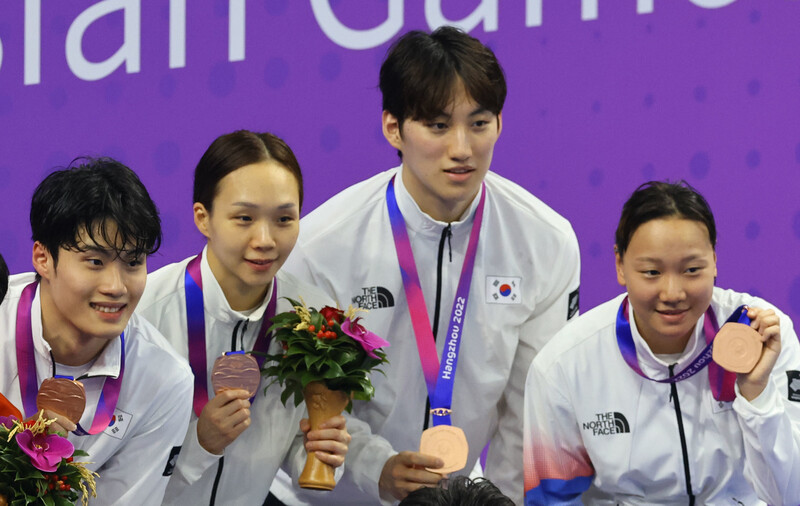 2022 항저우아시안게임 수영 혼성 계영 400m 한국 대표팀이 동메달을 획득한 뒤 시상식에서 기념사진을 찍고 있다. 왼쪽부터 황선우, 김서영, 최동열, 이은지. 항저우/윤운식 선임기자 yws@hani.co.kr