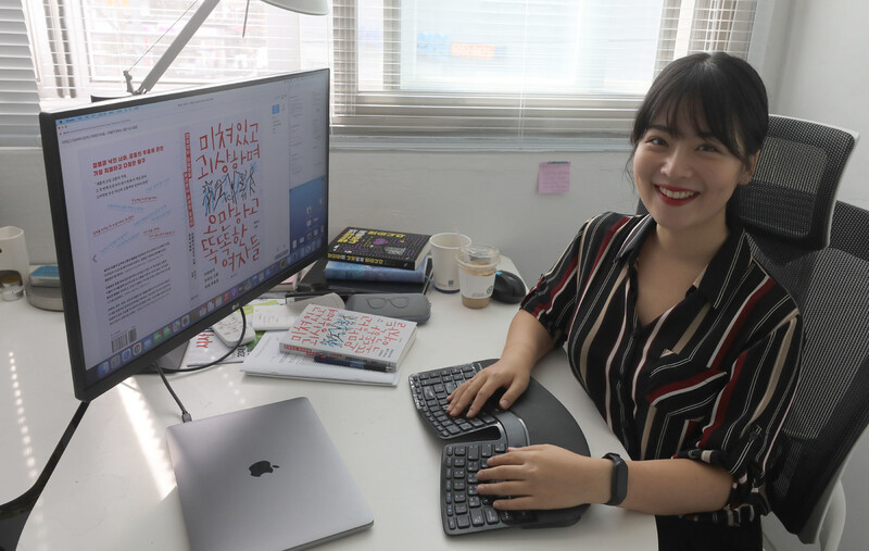 지난 21일 &lt;미쳐있고 괴상하며 오만하고 똑똑한 여자들&gt;을 쓴 작가 하미나씨가 서울 은평구 불광동 자신의 작업실에서 &lt;한겨레&gt;와 인터뷰 하고 있다. 윤운식 선임기자 yws@hani.co.kr