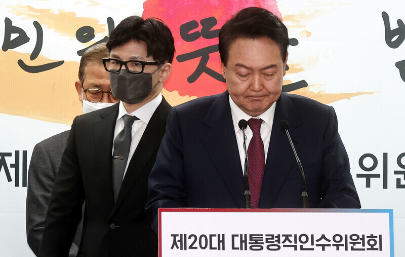 윤석열 대통령 당선자가 지난 13일 오후 서울 종로구 통의동 제20대 대통령직인수위원회 기자회견장에서 열린 장관 후보자와 대통령실 인선 등 2차 내각 발표에서 법무부 장관 후보자인 한동훈 사법연수원 부원장(가운데)을 소개하고 있다. 공동취재사진