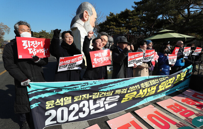 시민단체 촛불행동 관계자들이 지난 1월4일 오전 서울 용산구 대통령실 앞에서 기자회견을 열어 윤석열 대통령 퇴진과 김건희 여사에 대한 특검을 요구하는 촛불대행진 개최 계획을 알리고 있다. 김정효 기자 hyopd@hani.co.kr