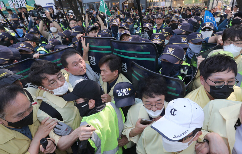 지난 17일 오전 대구 중구 대중교통전용지구에서 열린 대구퀴어문화축제 행정대집행 현장이 경찰과 공무원간의 충돌로 혼잡한 모습을 보이고 있다. 연합뉴스