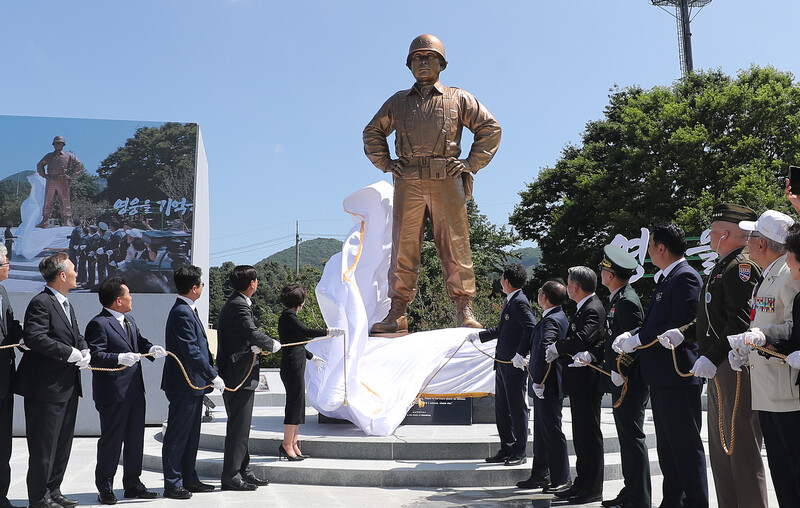 지난 5일 오후 경북 칠곡 다부동전적기념관에서 열린 고 백선엽 장군의 동상 제막식에서 박민식 보훈부 장관, 백선엽 장군의 장녀 백남희씨, 이철우 경북도지사, 이종섭 국방부 장관 등이 제막하고 있다. 연합뉴스