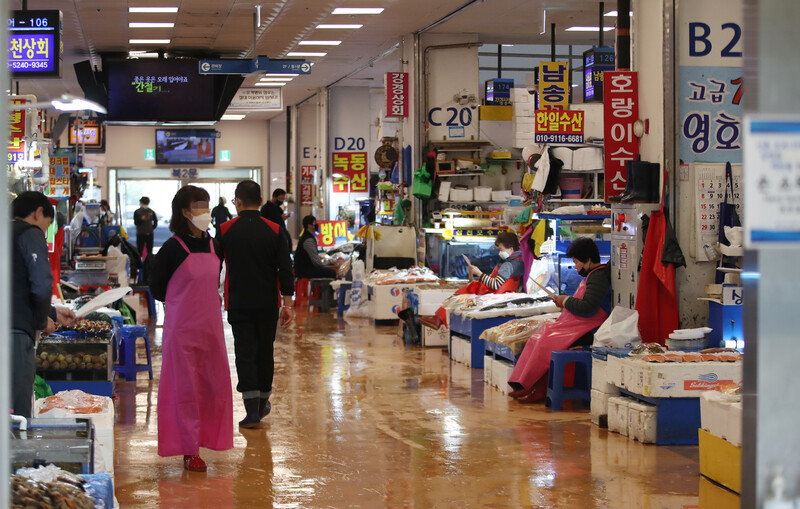 26일 서울 동작구 노량진수산시장이 코로나19 여파로 손님이 줄어 한산한 모습을 보이고 있다. 연합뉴스