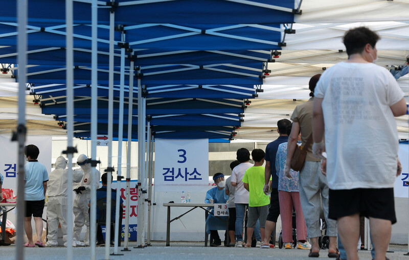 10일 광주 북구 일곡중앙교회 주차장에 설치된 선별진료소에서 일곡중앙교회 자가격리자 918명 대상으로 코로나19 검사가 진행되고 있다. 일곡중앙교회에 지난달 27일과 28일 2명의 확진자가 다녀가며 현재까지 이 교회에서 10여 명의 코로나19 확진자가 발생하고 있다. 연합뉴스