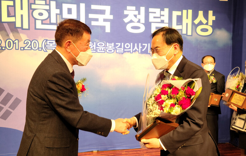 서거석(오른쪽) 전 전북대총장이 지난 20일 서울 매헌윤봉길의사기념관에서 열린 대한민국 청렴대상 시상식에서 교육부분 관련 상을 받고 있다. 서거석 선거사무실 제공