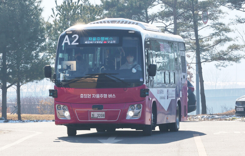 국내에서 최초로 BRT(간선급행버스) 전용 자율주행버스가 27일 세종시 대평동 터미널에서 운행을 시작하고 있다. 연합뉴스