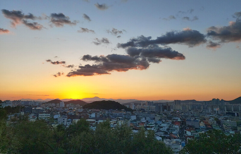 ‘앞산 해넘이 전망대’에서 본 해넘이. 김선식 기자