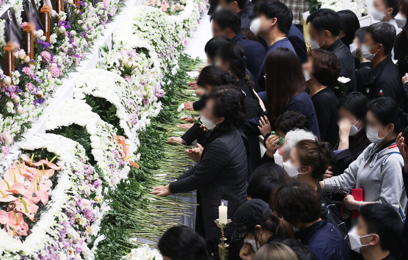 경기도 이천시 서희청소년문화센터에 마련된 이천 물류창고 공사장 화재 합동분향소에서 6일 유가족들이 합동 추모식을 하고 있다. 연합뉴스