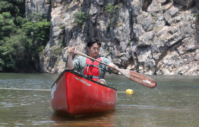 지난 9일 강원도 홍천강에서 김선식 기자가 카누를 타고 있다. 정용일 기자