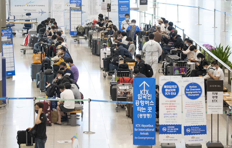 15일 오후 인천국제공항 입국장에서 교통편을 기다리는 입국자들 모습. 이날까지 국외에서 유입된 코로나19 확진자 수가 20일째 매일 두자릿수를 유지했다. 연합뉴스