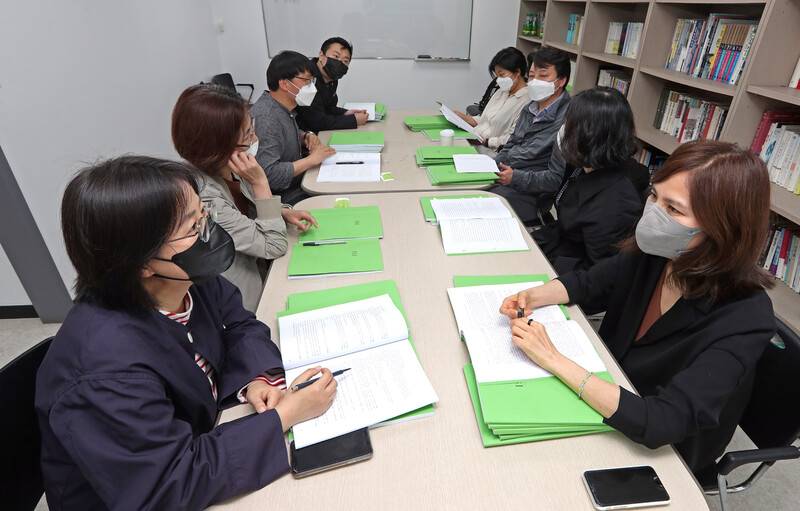 제26회 한겨레문학상 심사위원들이 15일 오후 서울 마포구 신수동 한겨레출판 회의실에서 응모작들을 놓고 토론을 벌이고 있다. 맨 왼쪽 앞에서부터 시계 방향으로 윤성희, 서영인, 정용준, 김건형, 오혜진, 전성태, 소영현, 편혜영. 이정용 선임기자 lee312@hani.co.kr