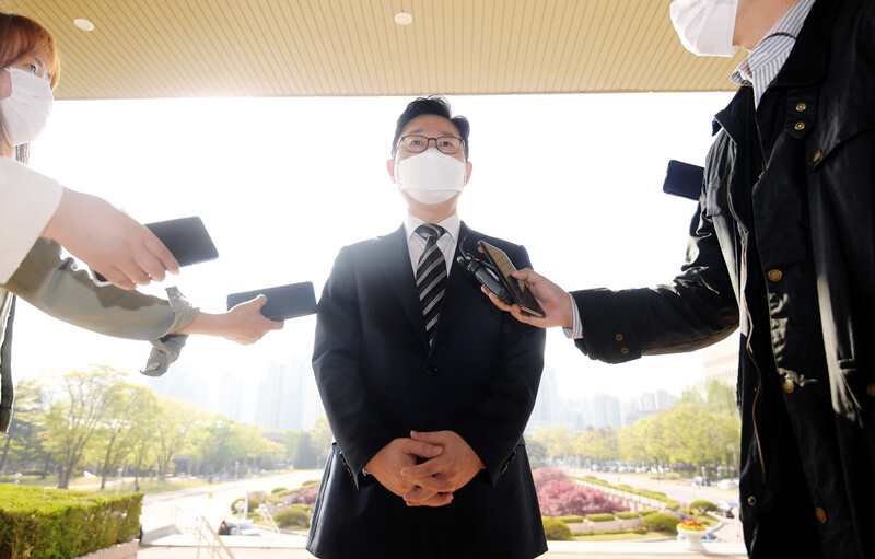 박범계 법무부 장관이 정부과천청사 법무부로 출근하며 기자들의 질문에 답하고 있다. 연합뉴스