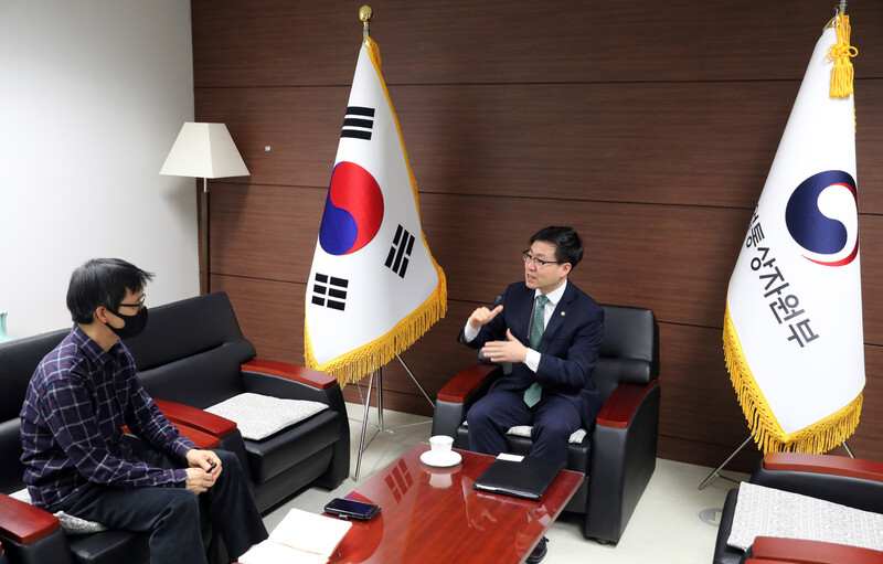 여한구 통상교섭본부장(오른쪽)이 지난 14일 오후 서울 중구 대한상공회의소 회의실에서 &lt;한겨레&gt;와 인터뷰하고 있다. 김태형 기자