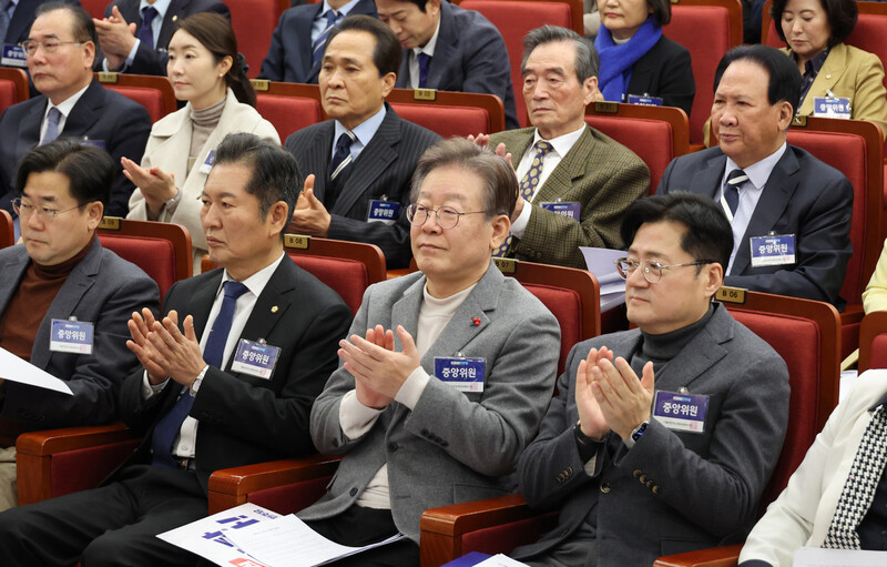 더불어민주당 이재명 대표(왼쪽 셋째)와 홍익표 원내대표(왼쪽 넷째)가 7일 국회에서 열린 중앙위원회에 참석하고 있다. 연합뉴스