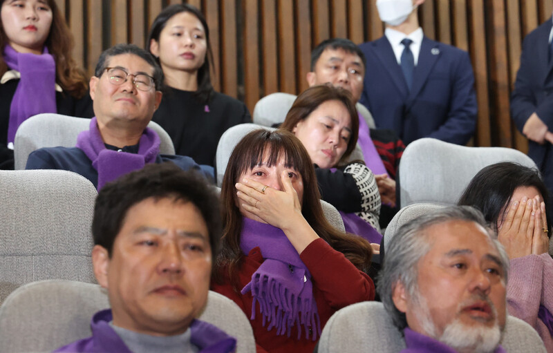 9일 국회 본회의에서 이태원 참사 특별법이 통과되자 방청을 하던 유족들이 눈물을 훔치고 있다. 연합뉴스