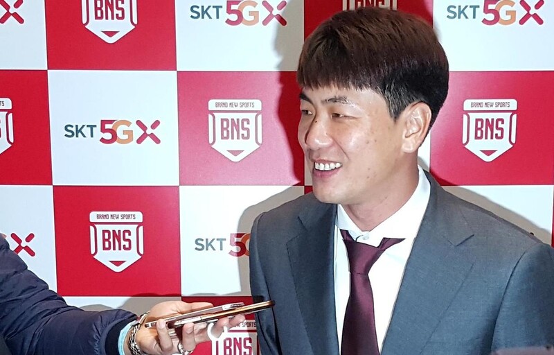 김광현이 31일 오전 인천국제공항에서 메이저리그 준비를 위해 출국하면서 인터뷰를 하고 있다. 영종도/연합뉴스