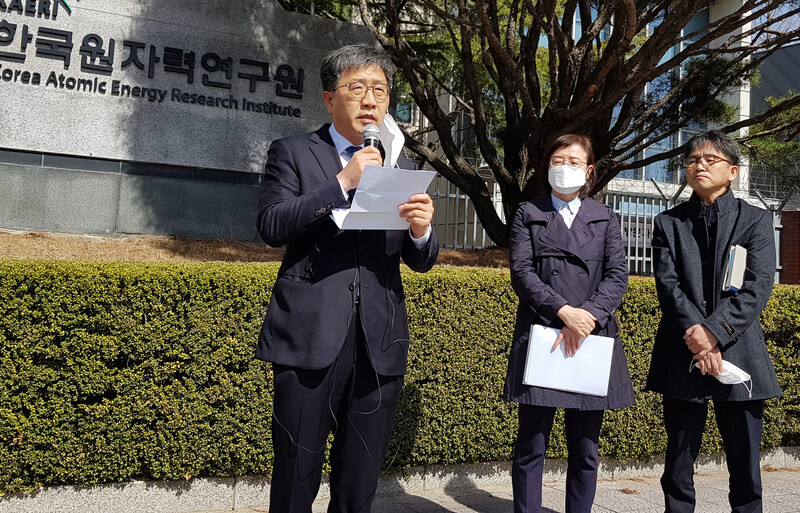 박원석 한국원자력연구원장이 지난 3월20일 연구원 정문 앞에서 기자회견을 열고 방사성 물질 방출 사건과 관련한 사과문을 발표하고 있다. 원자력안전위원회의 조사 결과 원자력연은 원내 시설에서 30년 동안 액체 방사성 폐기물을 방출해온 것으로 드러났다. <연합뉴스>