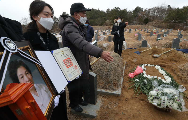 이한열 열사의 어머니 배은심 여사의 사회장이 열린 1월 11일 광주 북구 망월묘지공원 남편 이병섭씨(왼쪽 묘) 곁에 고인의 유해가 안장되고 있다. 아들 묘에선 직선거리로 1㎞ 남짓 떨어져 있다. 광주/김태형 기자 xogud555@hani.co.kr