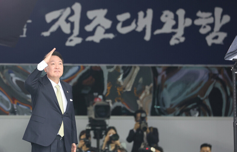 윤석열 대통령이 28일 오전 울산시 현대중공업에서 열린 차세대 이지스구축함 정조대왕함 진수식에 참석해 축사에 앞서 인사하고 있다. 연합뉴스