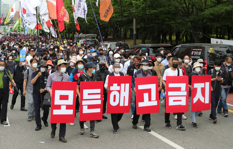 10일 오후 서울 여의도공원 인근에서 민주노총 등이 중대재해기업처벌법 우선 입법 촉구 결의대회를 마친 뒤 행진하고 있는 모습. 연합뉴스