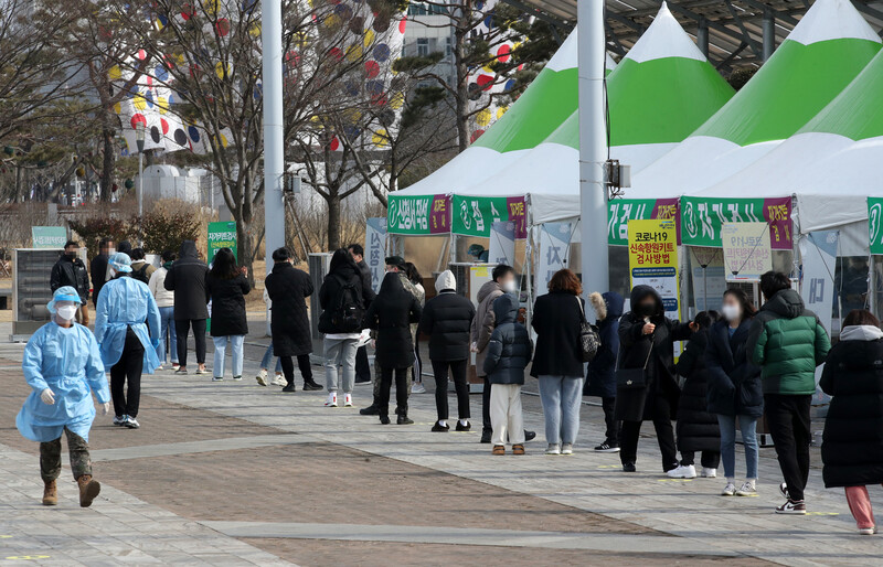 1월27일 광주광역시청 임시선별검사소 앞에 코로나19 검사를 받으려는 시민들이 대기하고 있다.연합뉴스