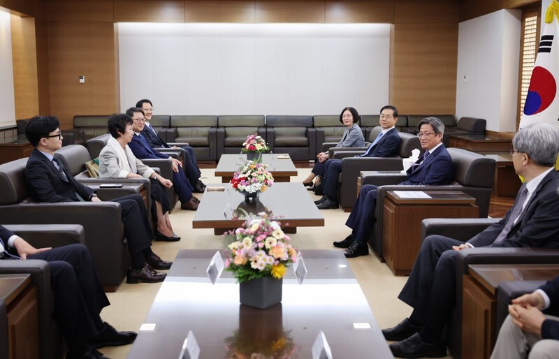 대법관후보추천위원회 위원들이 30일 오후 2시 서울 대법원 대회의실에서 이야기를 나누고 있다. 대법원 제공