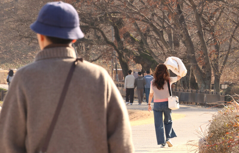 지난 8일 낮 기온이 20.9도(대구기상청)까지 오른 가운데, 경북 경주시 첨성대 일대에서 시민들이 따뜻한 날씨를 즐기며 산책하고 있다. 연합뉴스