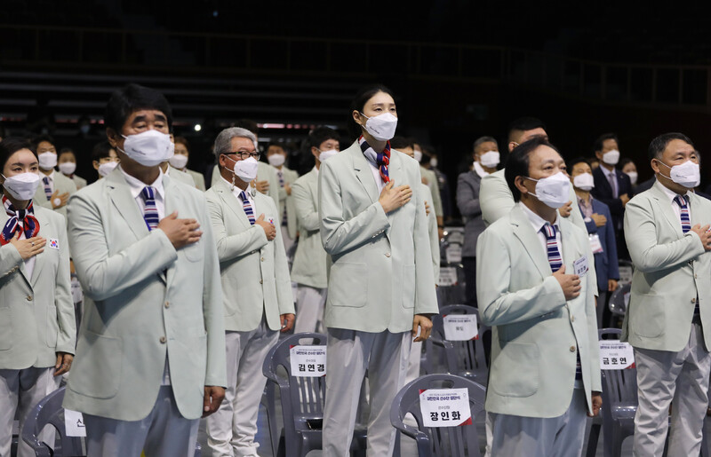 여자배구 대표팀 김연경(가운데)을 비롯한 올림픽 선수단이 8일 서울 송파구 올림픽공원 올림픽홀에서 열린 2020 도쿄올림픽 대한민국 선수단 결단식에서 국기에 대한 경례를 하고 있다. 연합뉴스