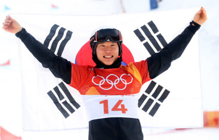 이상호가 2018년 2월24일 강원 평창 휘닉스 스노 경기장에서 열린 2018 평창겨울올림픽 남자 스노보드 평행대회전에서 은메달을 딴 뒤 태극기를 들고 기뻐하고 있다. 연합뉴스