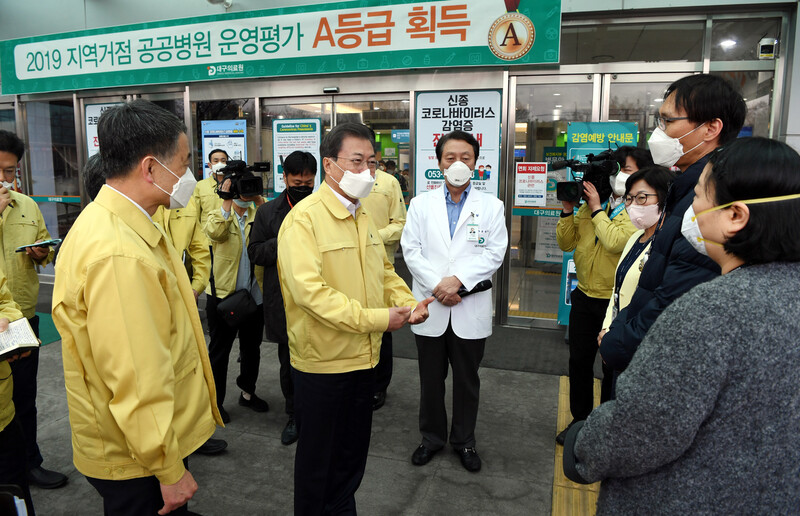 문재인 대통령이 25일 오후 대구의료원에서 유완식 원장(하얀 가운을 입은 이)으로부터 코로나19 현황 설명을 들은 뒤 의료진을 격려하고 있다. 오른쪽부터 이성운 파견 간호사, 이진영 파견 의사, 김경옥 간호부장, 유 원장. 문 대통령 왼쪽은 박능후 보건복지부 장관. 대구/청와대사진기자단