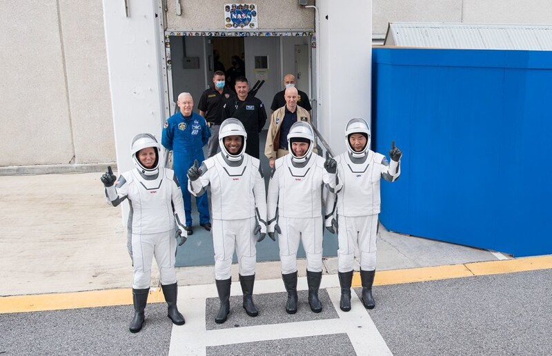우주선에 탑승하기 전 기념 촬영을 하고 있는 우주비행사들. 나사 제공