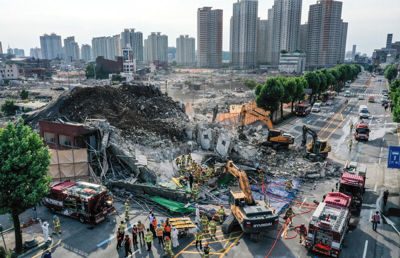 지난 6월9일 오후 광주 동구 학동의 철거 작업 중이던 건물이 붕괴되면서 시내버스 등이 매몰되고 사상자가 발생했다. 전 5·18 단체 대표가 연루된 학동 재개발 참사는 ‘5·18 광주’의 가치와 다르게, 폐쇄적 ‘인맥사슬’이 도시의 지반을 어떻게 무너뜨리는지 보여준 사건으로도 해석된다. 광주/연합뉴스